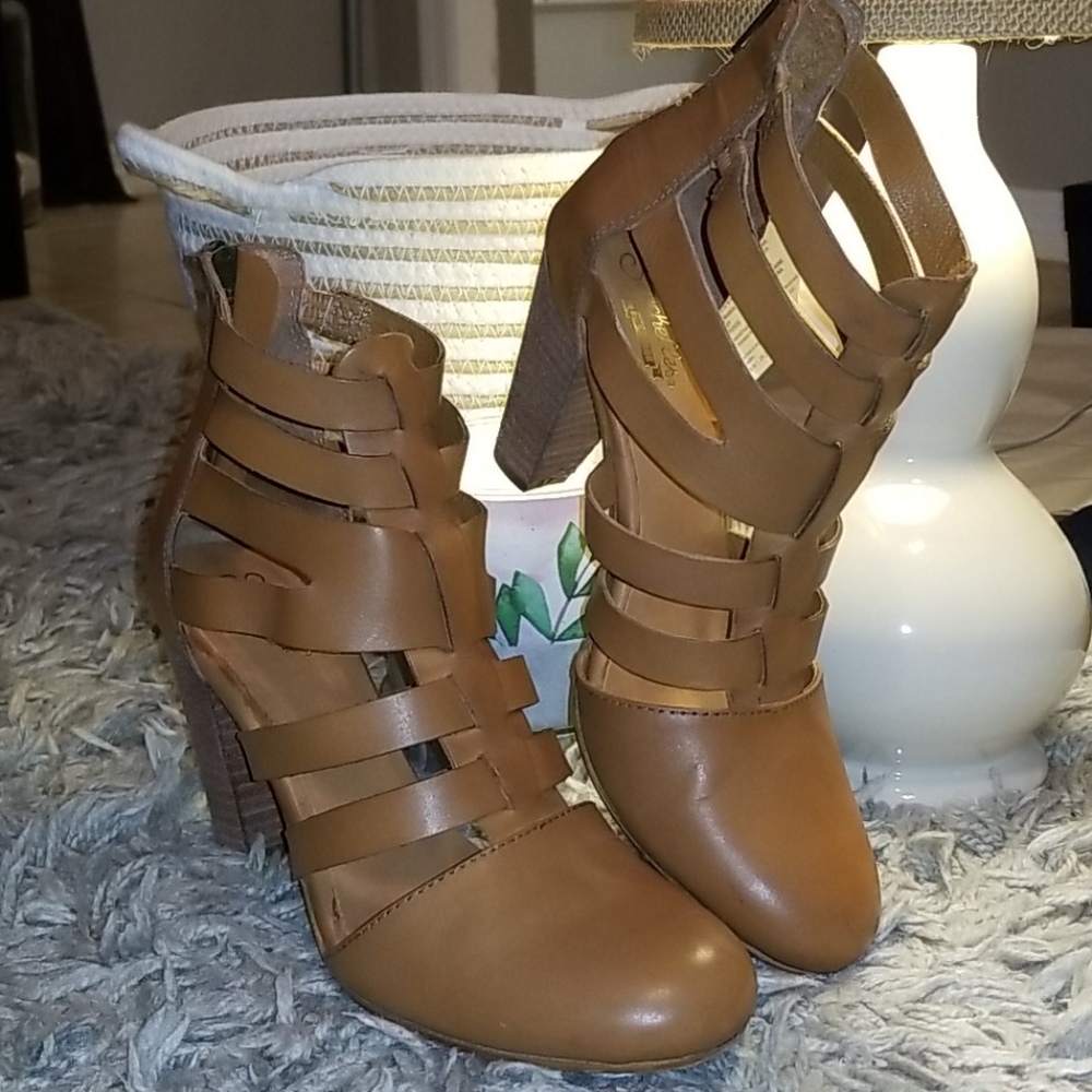 Cute Light Tan Booty Heel